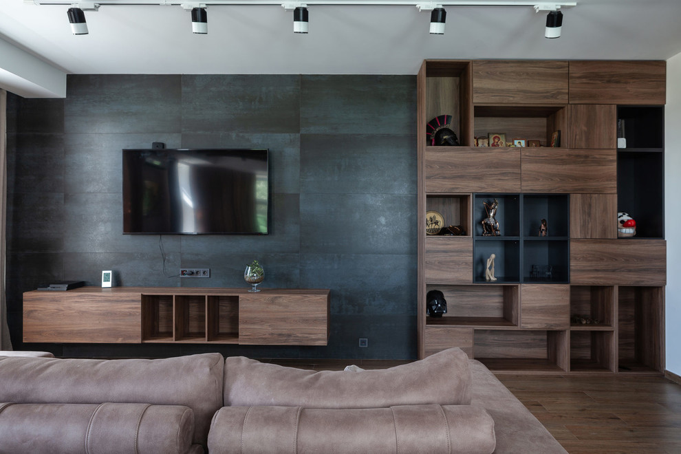 Ejemplo de salón abierto contemporáneo grande con paredes blancas, suelo de madera en tonos medios, televisor colgado en la pared y suelo marrón
