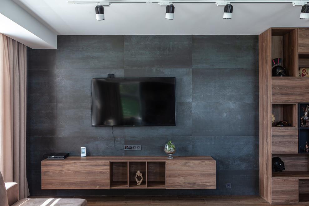 Идея дизайна: большая открытая гостиная комната в современном стиле с белыми стенами, паркетным полом среднего тона, телевизором на стене и коричневым полом