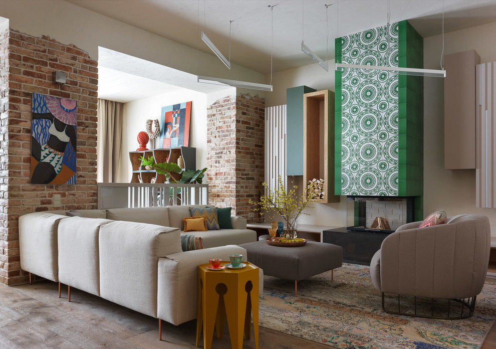 Cette photo montre un salon éclectique ouvert avec une salle de réception, un mur blanc, un sol en bois brun, une cheminée standard, un manteau de cheminée en carrelage et un sol marron.