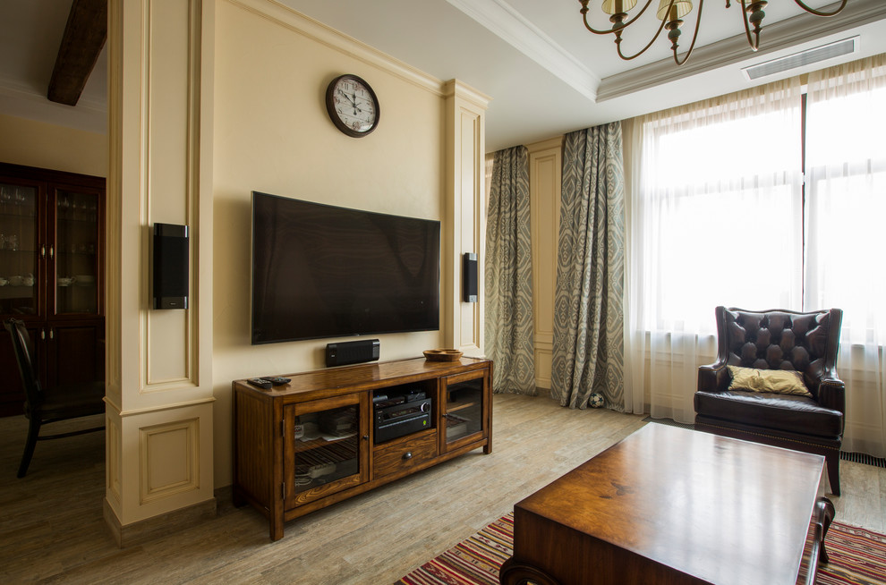 На фото: гостиная комната в классическом стиле с тюлем на окнах