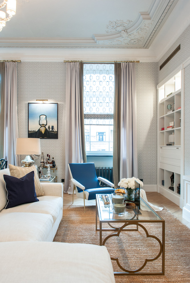 Ispirazione per un soggiorno tradizionale con pareti grigie, parquet chiaro e pavimento beige
