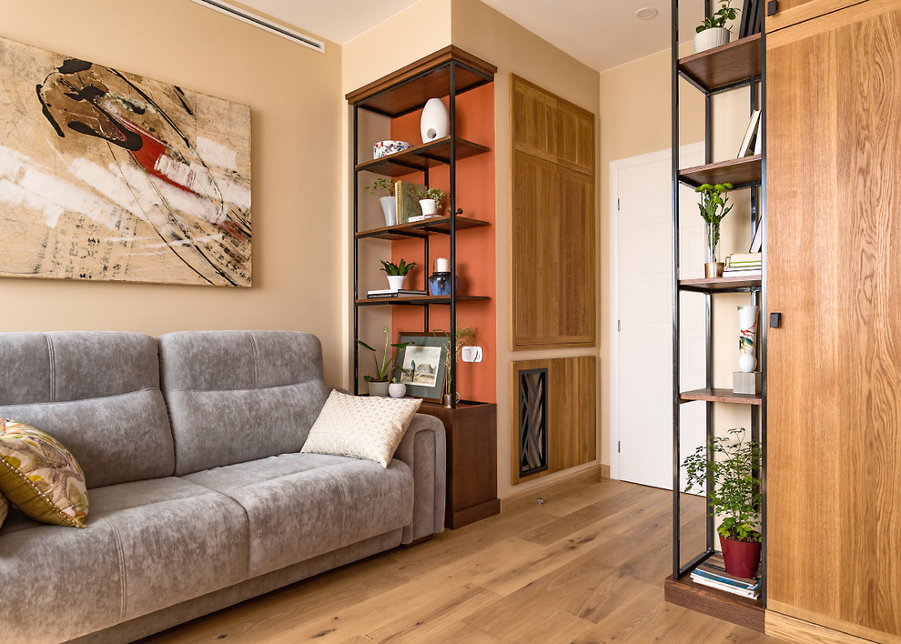 Idéer för funkis separata vardagsrum, med ett finrum, beige väggar och ljust trägolv