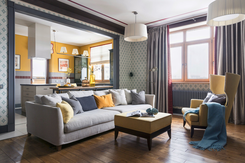 Imagen de salón clásico renovado con paredes multicolor, suelo marrón y suelo de madera pintada
