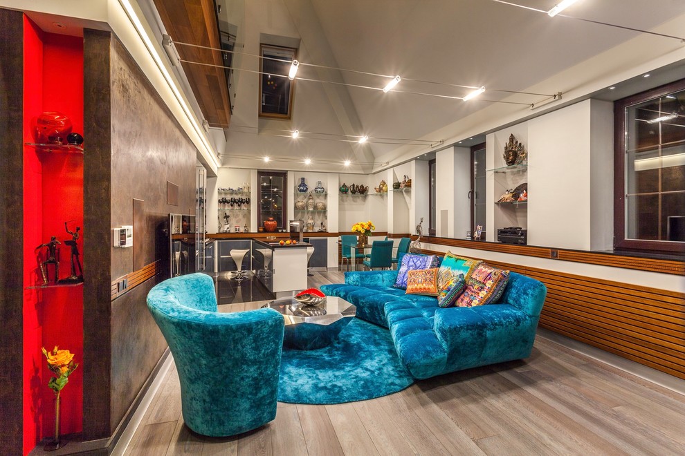 Стильный дизайн: большая двухуровневая гостиная комната в современном стиле с телевизором на стене, серым полом, коричневыми стенами и светлым паркетным полом без камина - последний тренд
