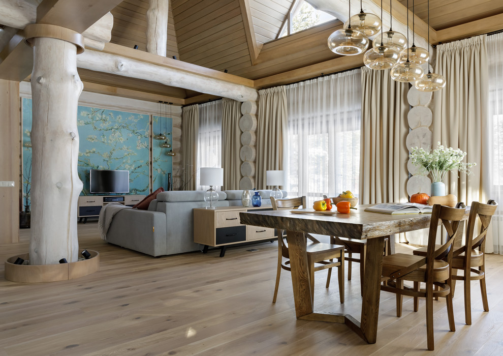 Großes, Repräsentatives Rustikales Wohnzimmer im Loft-Stil mit beiger Wandfarbe, braunem Holzboden, freistehendem TV und Holzdielendecke in Sonstige