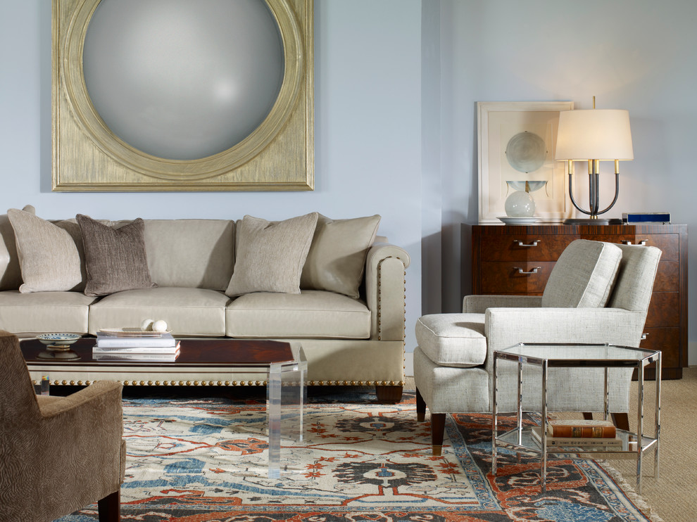 Стильный дизайн: гостиная комната в стиле модернизм с синими стенами и ковровым покрытием без камина - последний тренд