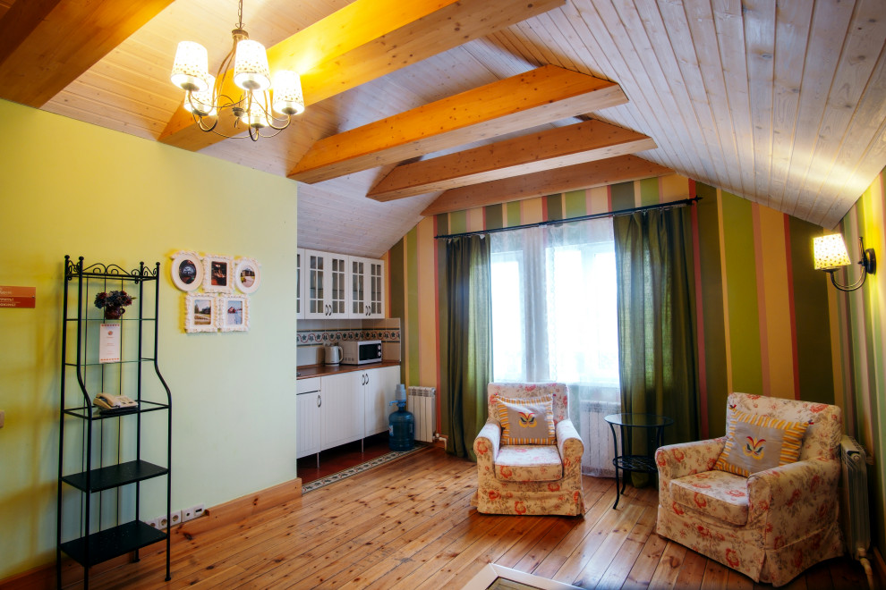 Exempel på ett mellanstort retro vardagsrum, med ett finrum, gröna väggar, målat trägolv och gult golv