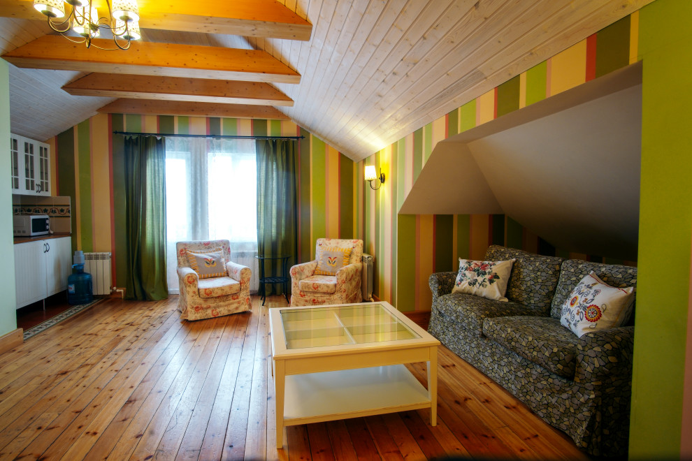 Ejemplo de salón para visitas tipo loft vintage de tamaño medio sin chimenea con paredes verdes, suelo de madera pintada y suelo amarillo