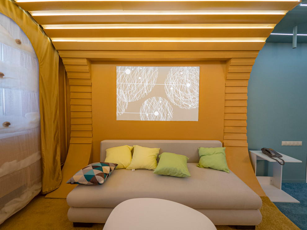 Inspiration för mellanstora moderna vardagsrum, med flerfärgade väggar, en väggmonterad TV och turkost golv