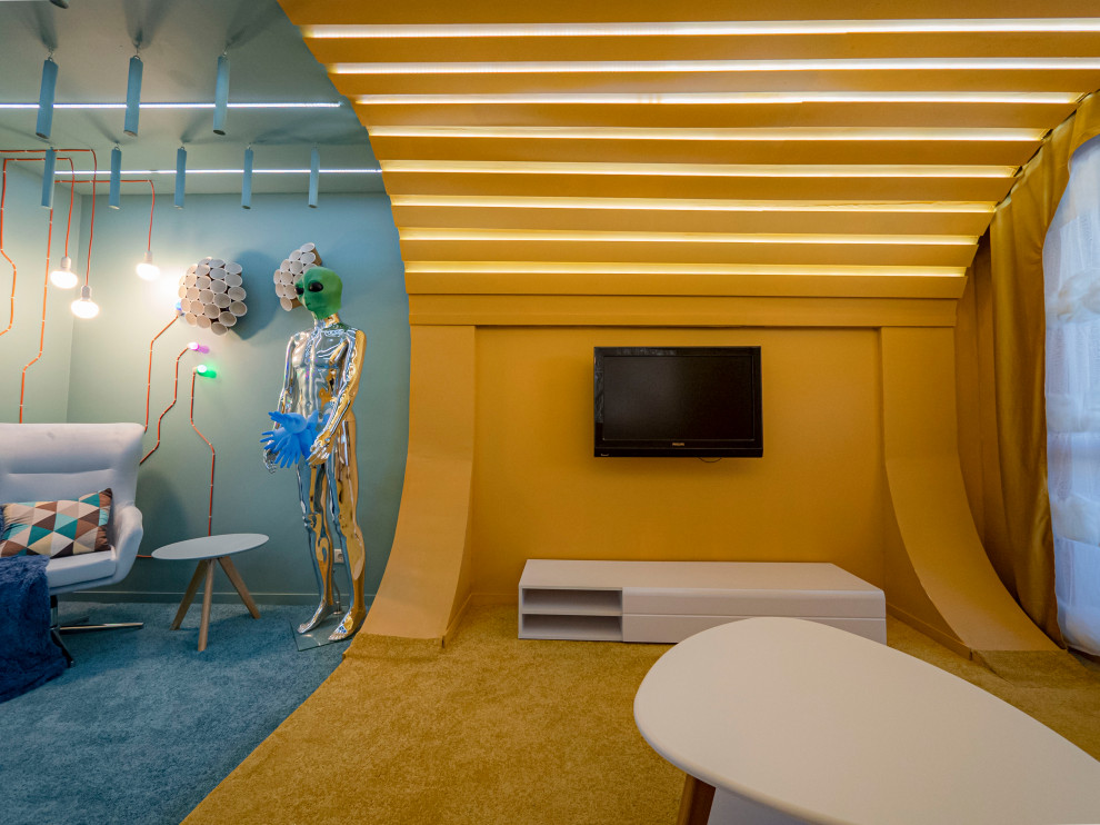 На фото: гостиная комната среднего размера в стиле ретро с разноцветными стенами, телевизором на стене, бирюзовым полом и сводчатым потолком