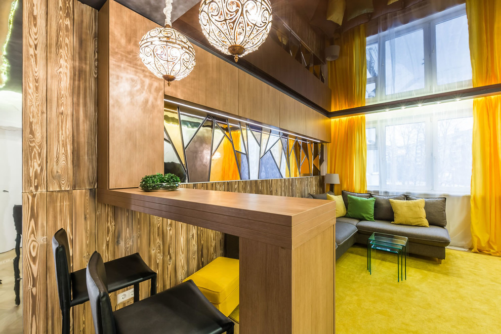 Imagen de salón con barra de bar contemporáneo con paredes beige y suelo beige