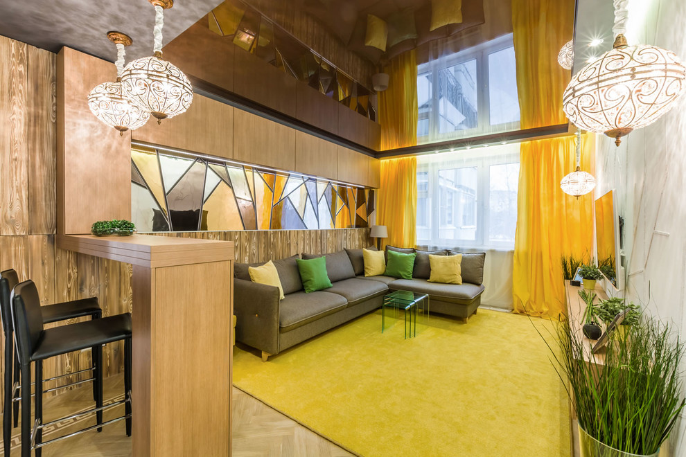 Modernes Wohnzimmer mit Hausbar, beiger Wandfarbe und beigem Boden in Moskau