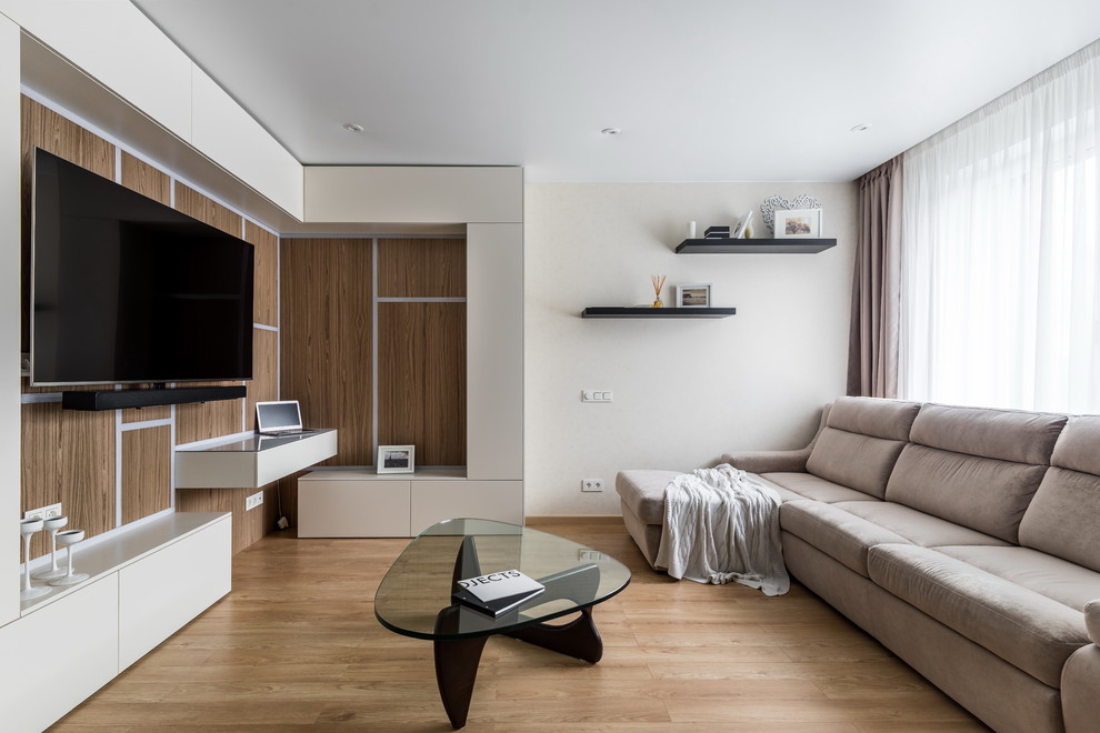 Idée de décoration pour un salon design ouvert avec un mur blanc, un téléviseur fixé au mur, un sol marron, une salle de réception et un sol en bois brun.