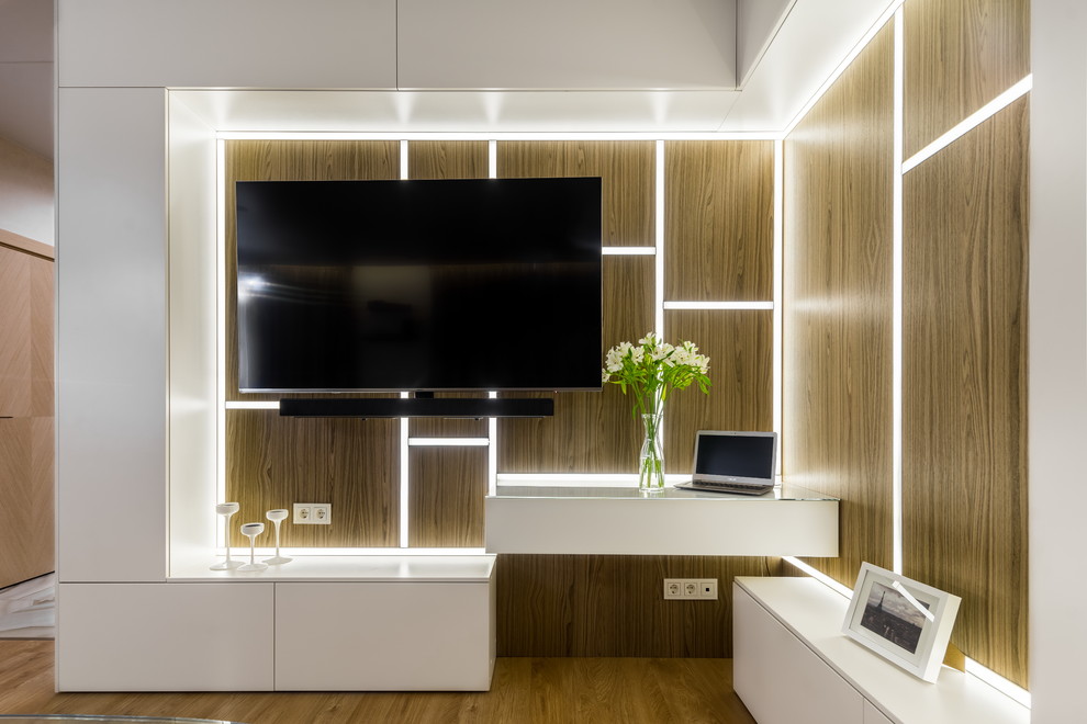 Esempio di un soggiorno design aperto con pareti marroni, pavimento in legno massello medio, TV a parete e pavimento marrone
