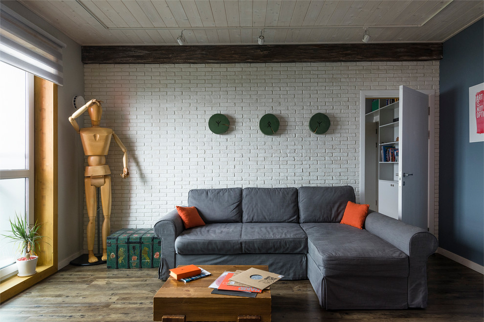 Cette image montre un salon design avec un mur bleu et parquet clair.