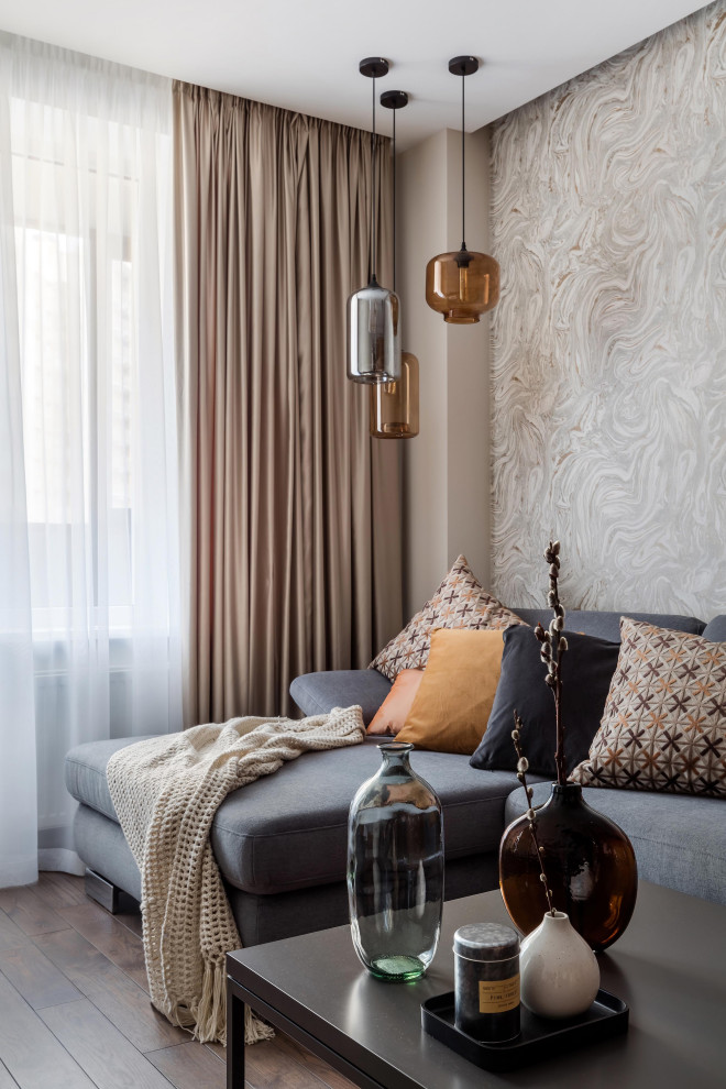 На фото: изолированная гостиная комната среднего размера в современном стиле с серыми стенами, паркетным полом среднего тона и коричневым полом с