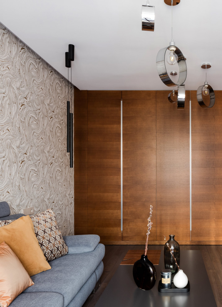 Стильный дизайн: изолированная гостиная комната среднего размера в современном стиле с серыми стенами, паркетным полом среднего тона и коричневым полом - последний тренд