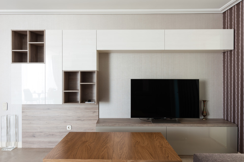 Ejemplo de salón abierto actual de tamaño medio con paredes beige, suelo de baldosas de porcelana y televisor independiente