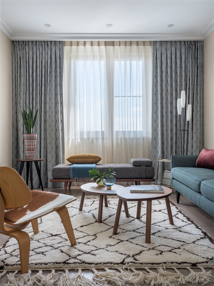 Immagine di un piccolo soggiorno moderno con pareti beige, pavimento in legno massello medio e pavimento marrone