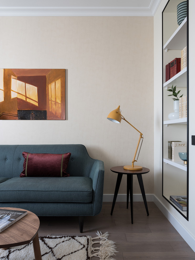 Esempio di un piccolo soggiorno chic chiuso con libreria, pareti beige, pavimento in legno massello medio, TV autoportante e pavimento marrone