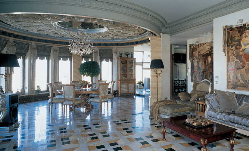 Ejemplo de salón con rincón musical abierto tradicional grande sin chimenea con paredes beige y suelo de mármol