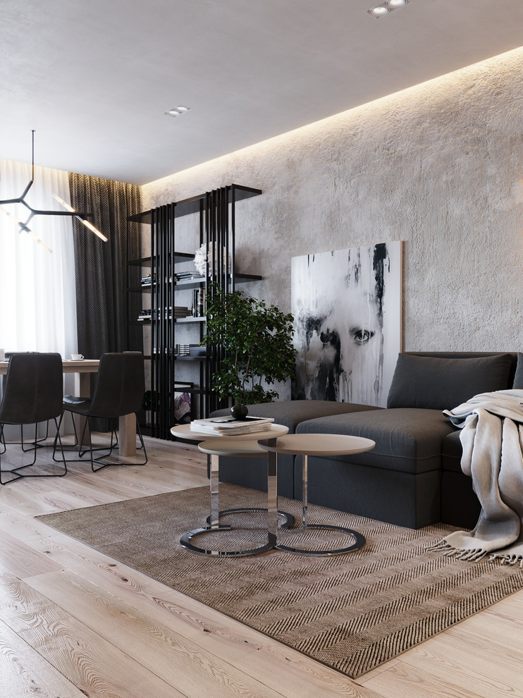 Idee per un piccolo soggiorno contemporaneo chiuso con pareti grigie, parquet chiaro, TV a parete e pavimento beige