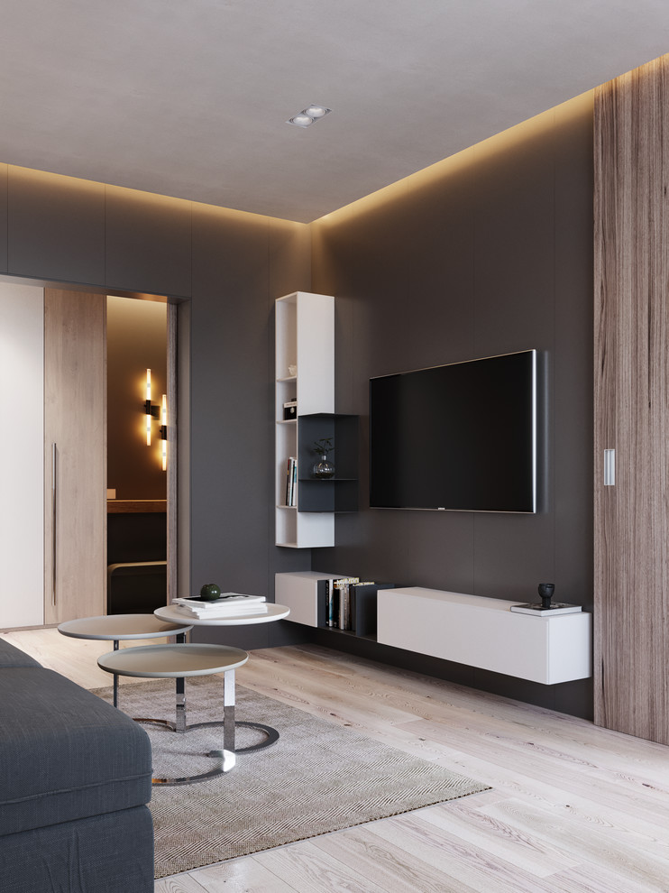 Imagen de salón cerrado contemporáneo pequeño con paredes grises, suelo de madera clara, televisor colgado en la pared y suelo beige