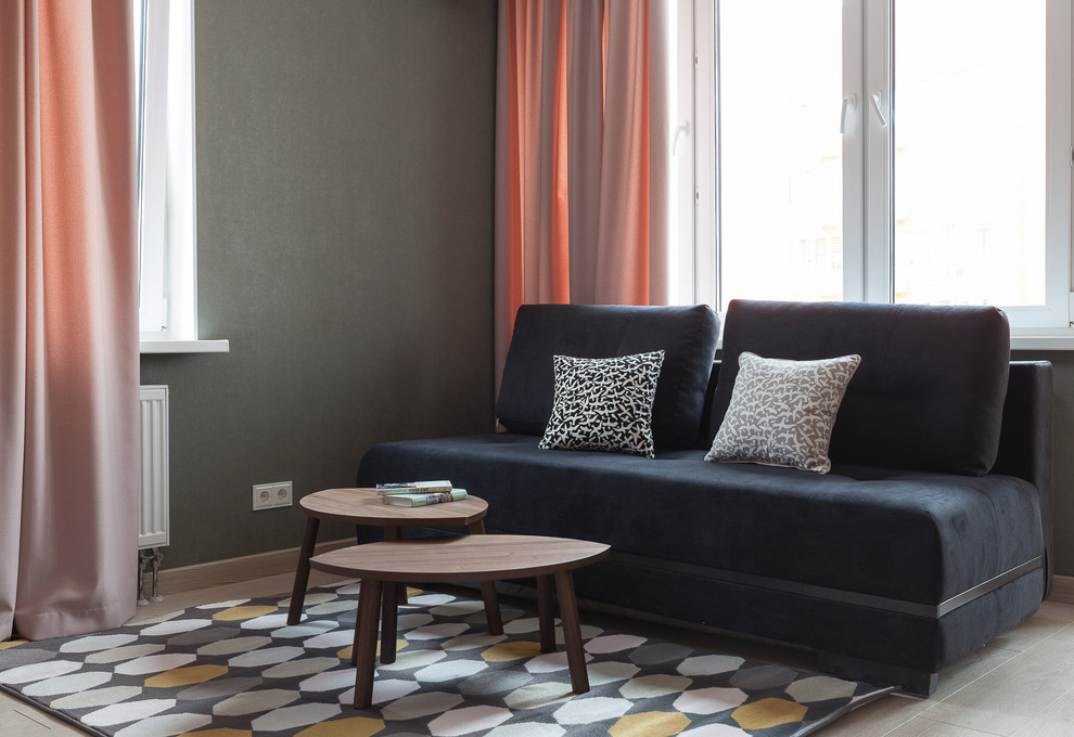 Стильный дизайн: гостиная комната среднего размера в современном стиле с полом из ламината, бежевым полом и тюлем на окнах - последний тренд