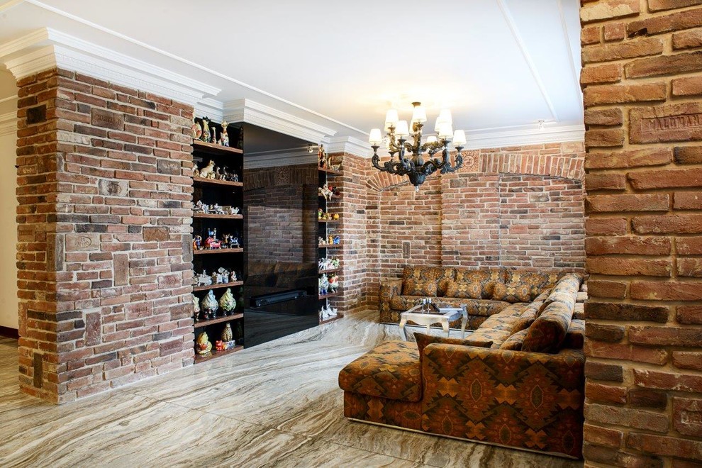 Cette image montre un salon bohème ouvert avec une salle de réception, un mur marron et un téléviseur encastré.