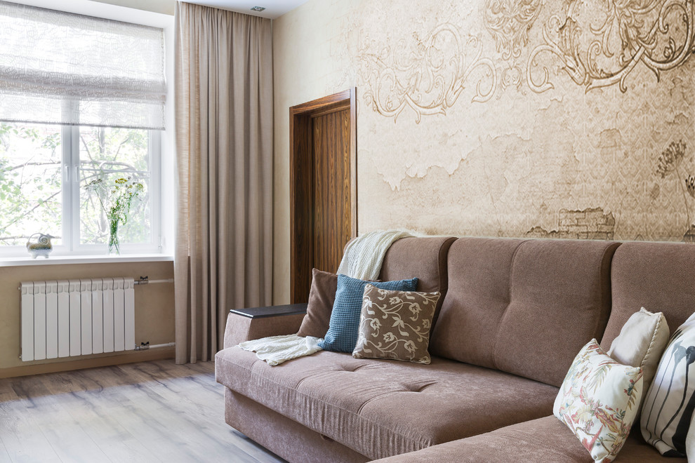 Esempio di un soggiorno contemporaneo di medie dimensioni e aperto con sala formale, pavimento in laminato, TV a parete e pavimento beige