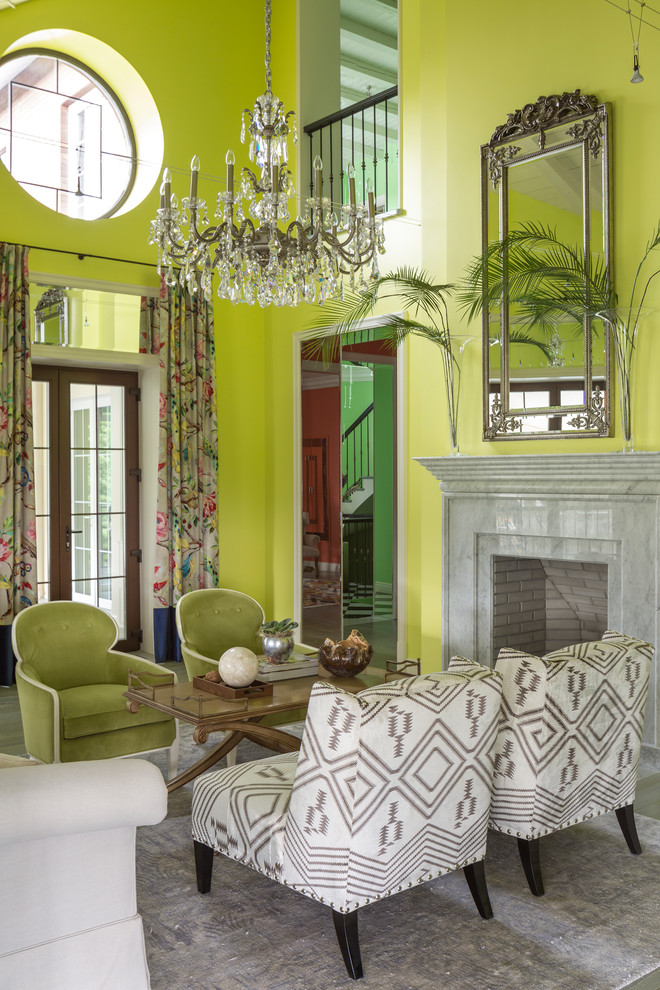 Источник вдохновения для домашнего уюта: гостиная комната в морском стиле с зелеными стенами и стандартным камином
