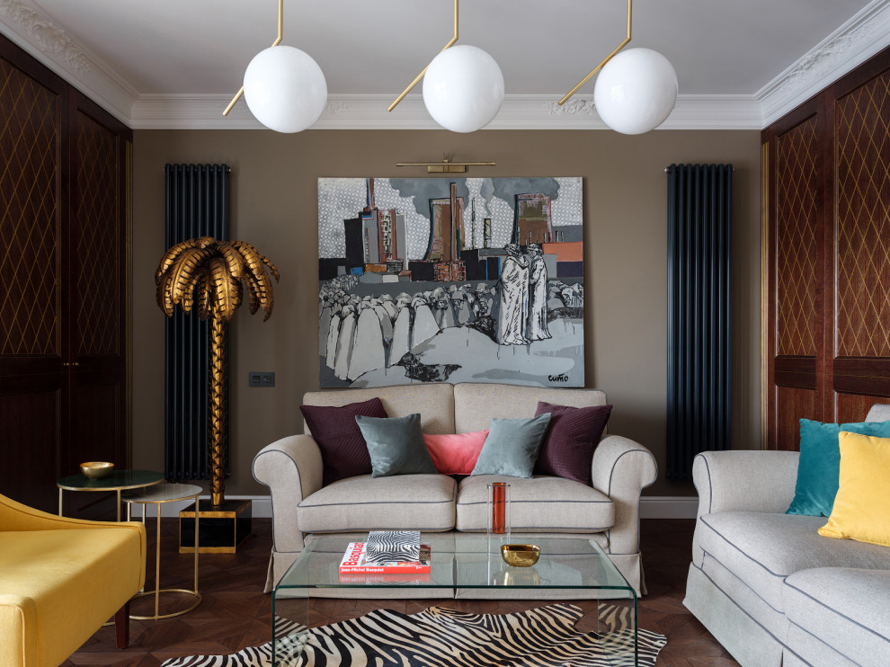 Идея дизайна: гостиная комната в стиле фьюжн с коричневыми стенами, темным паркетным полом и коричневым полом