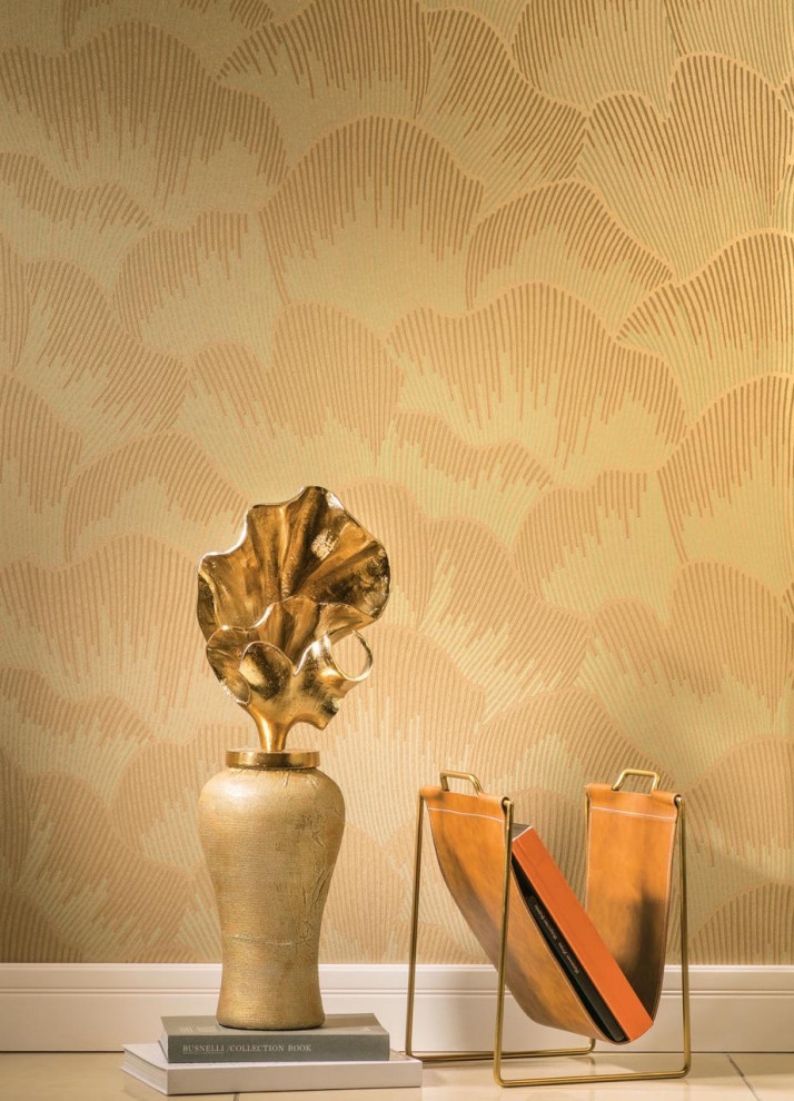 Réalisation d'un salon design de taille moyenne avec un mur beige, un sol beige et du papier peint.