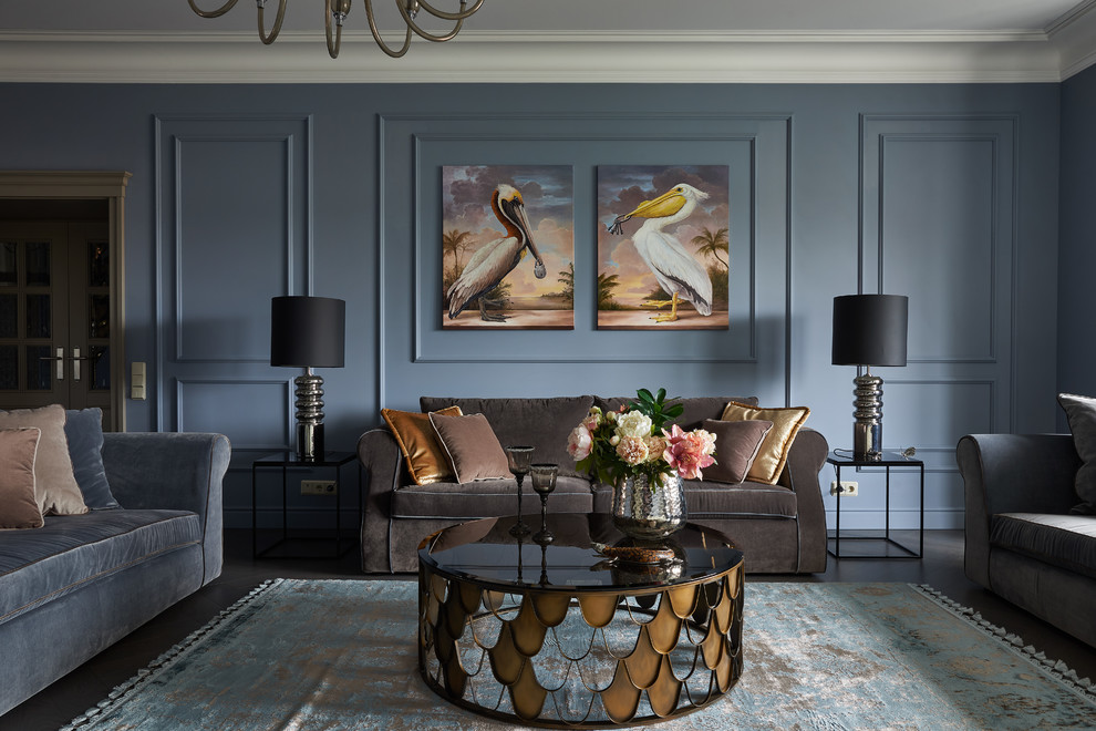 Стильный дизайн: изолированная гостиная комната среднего размера в стиле неоклассика (современная классика) с темным паркетным полом, коричневым полом и синими стенами - последний тренд