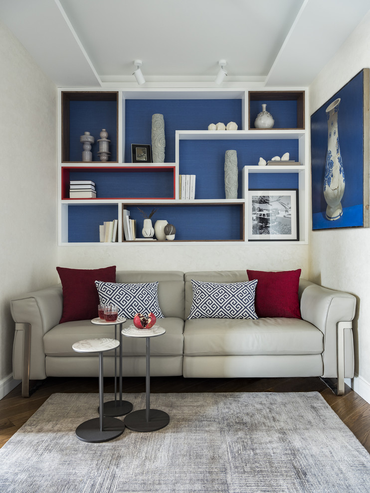 На фото: маленькая парадная, открытая, объединенная гостиная комната в современном стиле с синими стенами, ковровым покрытием, серым полом и обоями на стенах для на участке и в саду с