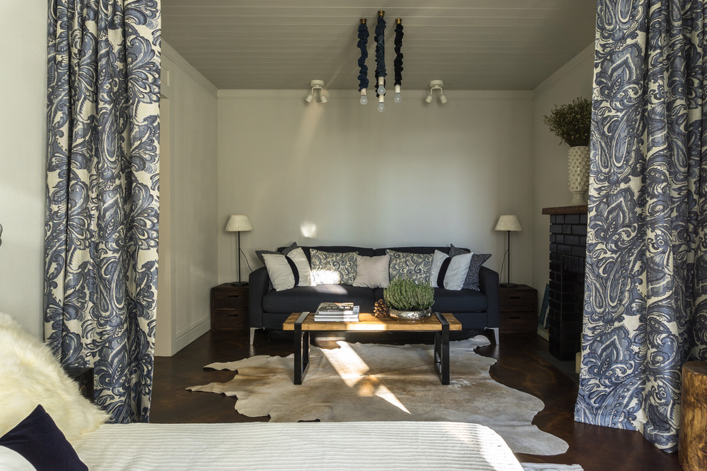 Свежая идея для дизайна: маленькая гостиная комната с серыми стенами, стандартным камином, фасадом камина из кирпича и телевизором на стене для на участке и в саду - отличное фото интерьера