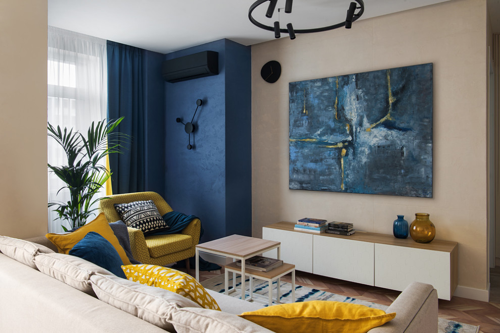 Cette image montre un salon design avec un mur bleu et un sol en liège.