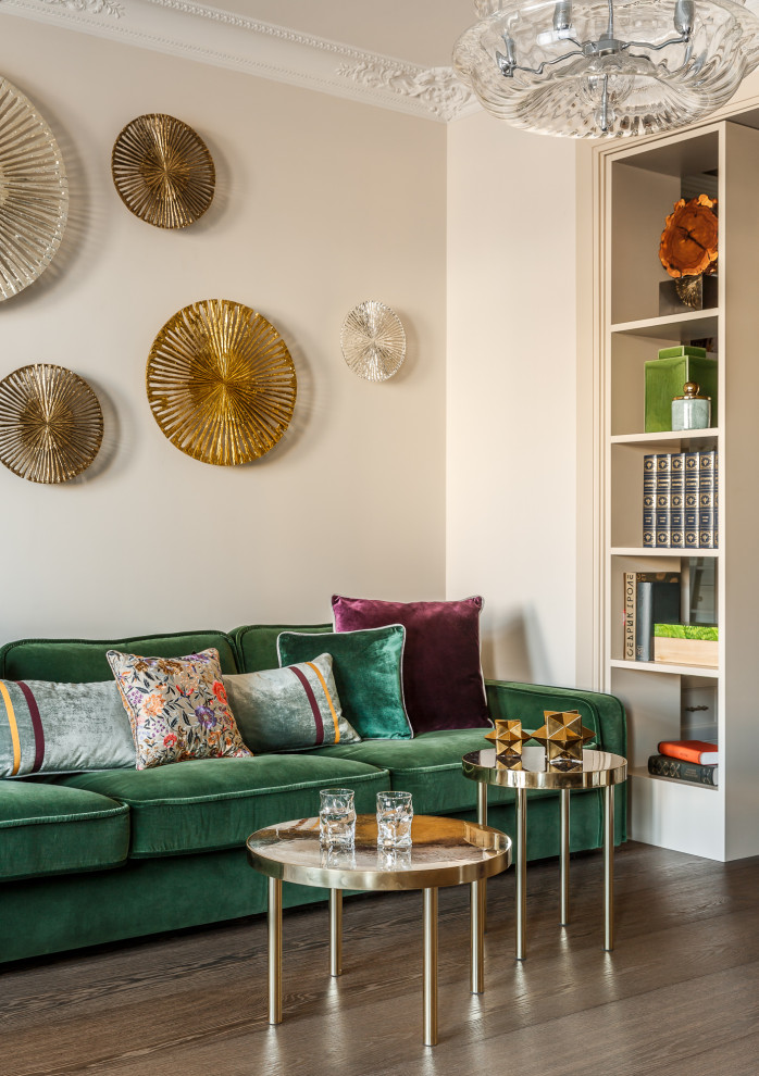 Modelo de sala de estar clásica renovada de tamaño medio con paredes beige, suelo de madera en tonos medios y suelo marrón
