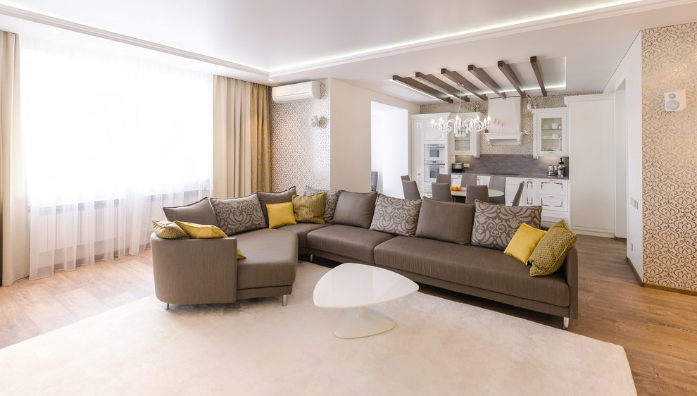 Foto di un soggiorno design aperto con pavimento in legno massello medio e pavimento marrone