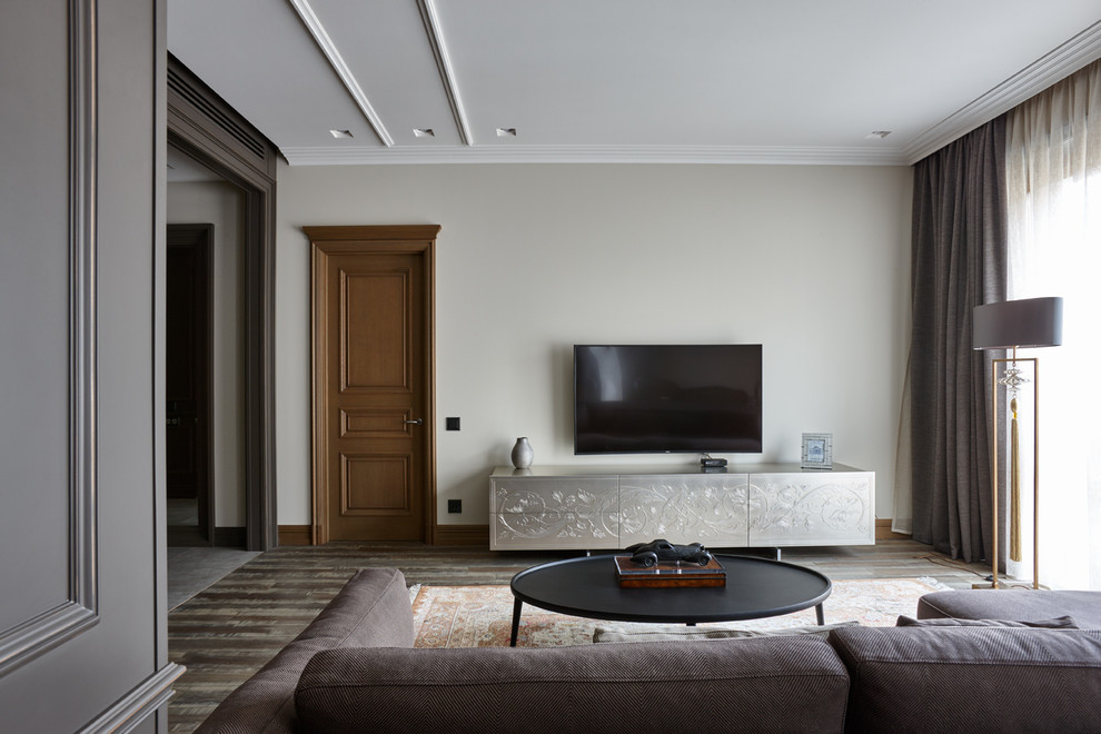 Стильный дизайн: открытая гостиная комната в стиле неоклассика (современная классика) с отдельно стоящим телевизором - последний тренд