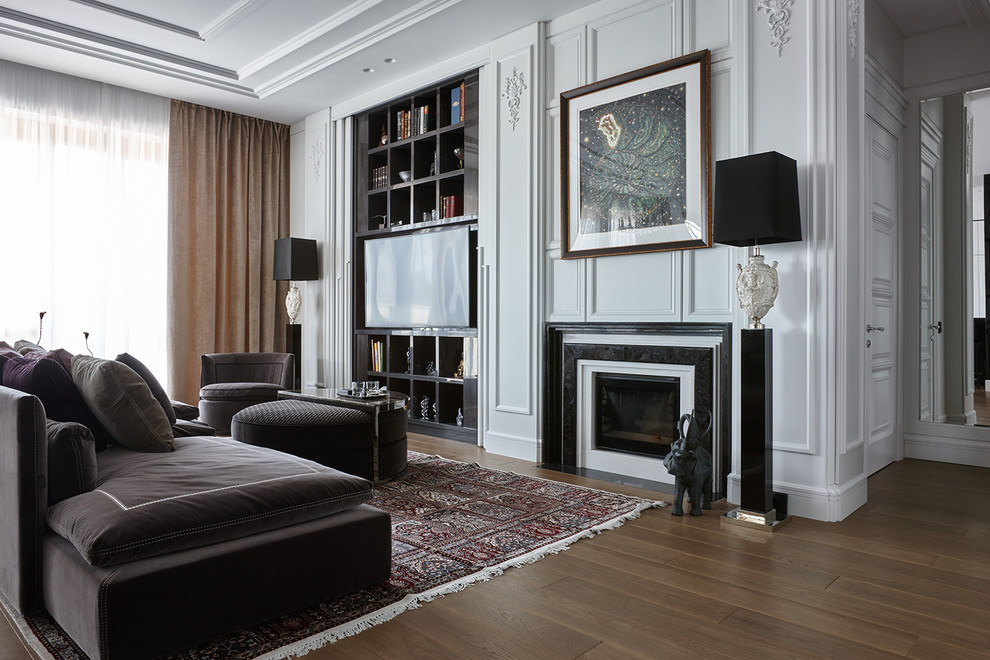 Пример оригинального дизайна: парадная, открытая гостиная комната в стиле неоклассика (современная классика) с белыми стенами, паркетным полом среднего тона, стандартным камином и отдельно стоящим телевизором