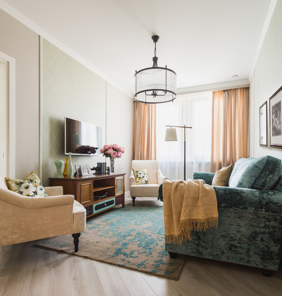 Foto de salón para visitas cerrado clásico grande con suelo de madera clara, televisor colgado en la pared, paredes beige y suelo beige