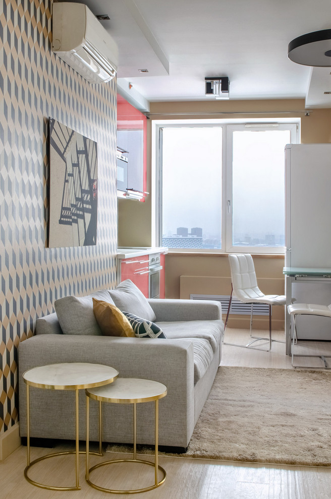 Idee per un piccolo soggiorno minimal aperto con pareti beige, pavimento in laminato e pavimento beige