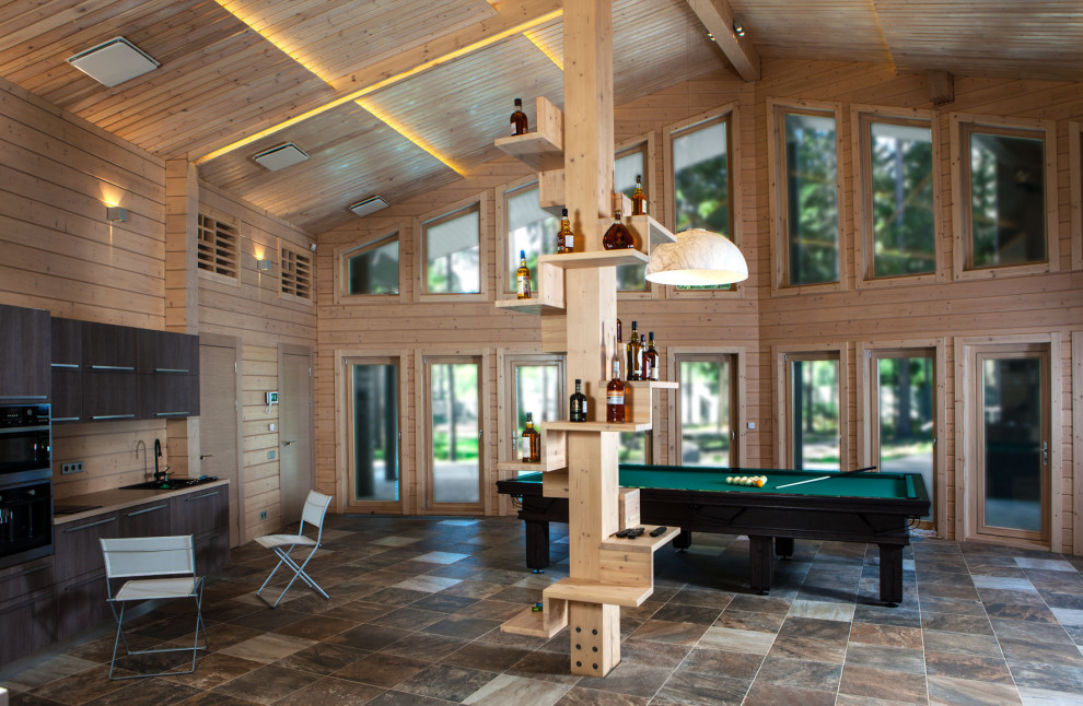 Aménagement d'une très grande salle de séjour contemporaine en bois avec un bar de salon, un mur beige, une cheminée standard et un plafond en bois.