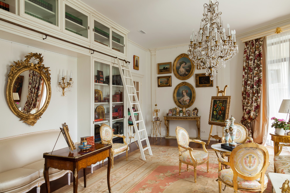 Идея дизайна: гостиная комната в классическом стиле с с книжными шкафами и полками, белыми стенами и ковровым покрытием