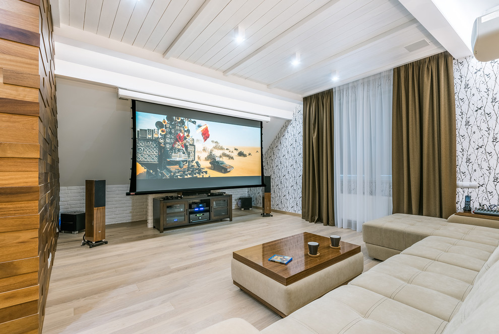 Foto de sala de estar cerrada contemporánea sin chimenea con paredes multicolor y suelo de madera clara