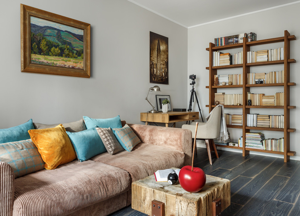 Foto di un piccolo soggiorno design con pareti grigie, parquet scuro e pavimento nero