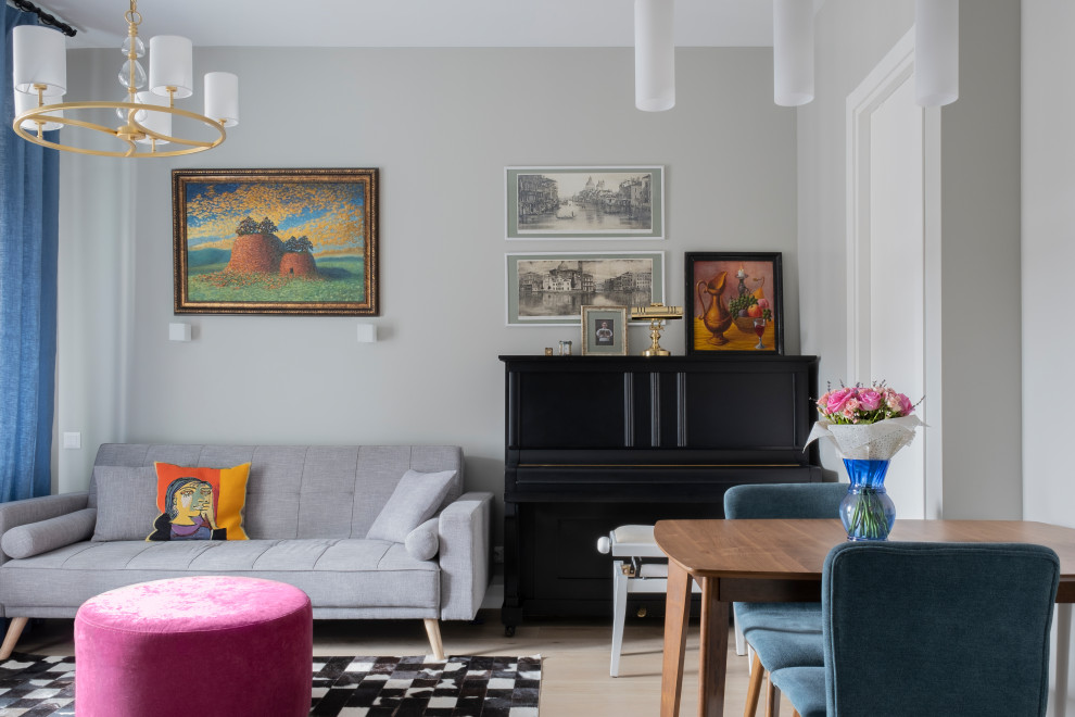 Inspiration för små moderna separata vardagsrum, med ett musikrum, grå väggar, ljust trägolv och beiget golv