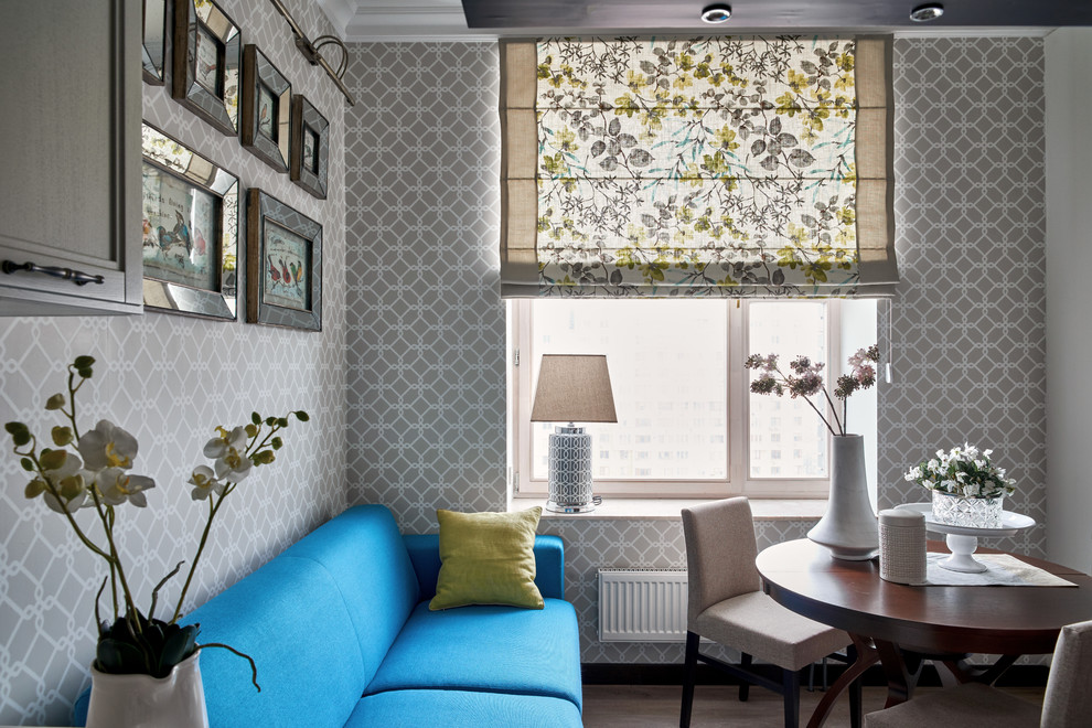 На фото: маленькая парадная, открытая, объединенная гостиная комната в стиле неоклассика (современная классика) с серыми стенами, паркетным полом среднего тона, телевизором на стене и коричневым полом для на участке и в саду