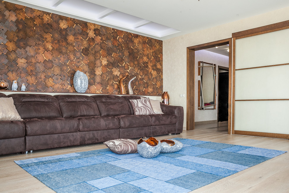 Inspiration för ett funkis vardagsrum, med bruna väggar